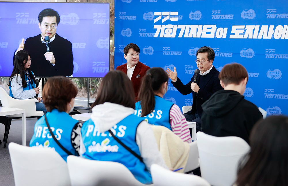 김동연 지사가 기회기자단과 이야기를 나누고 있다. 